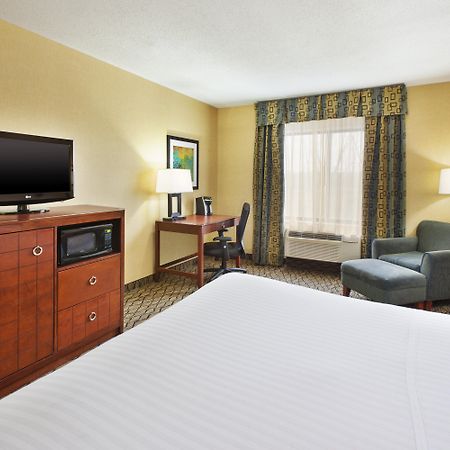 Holiday Inn Express Hotel & Suites - Belleville Area By Ihg Exterior photo
