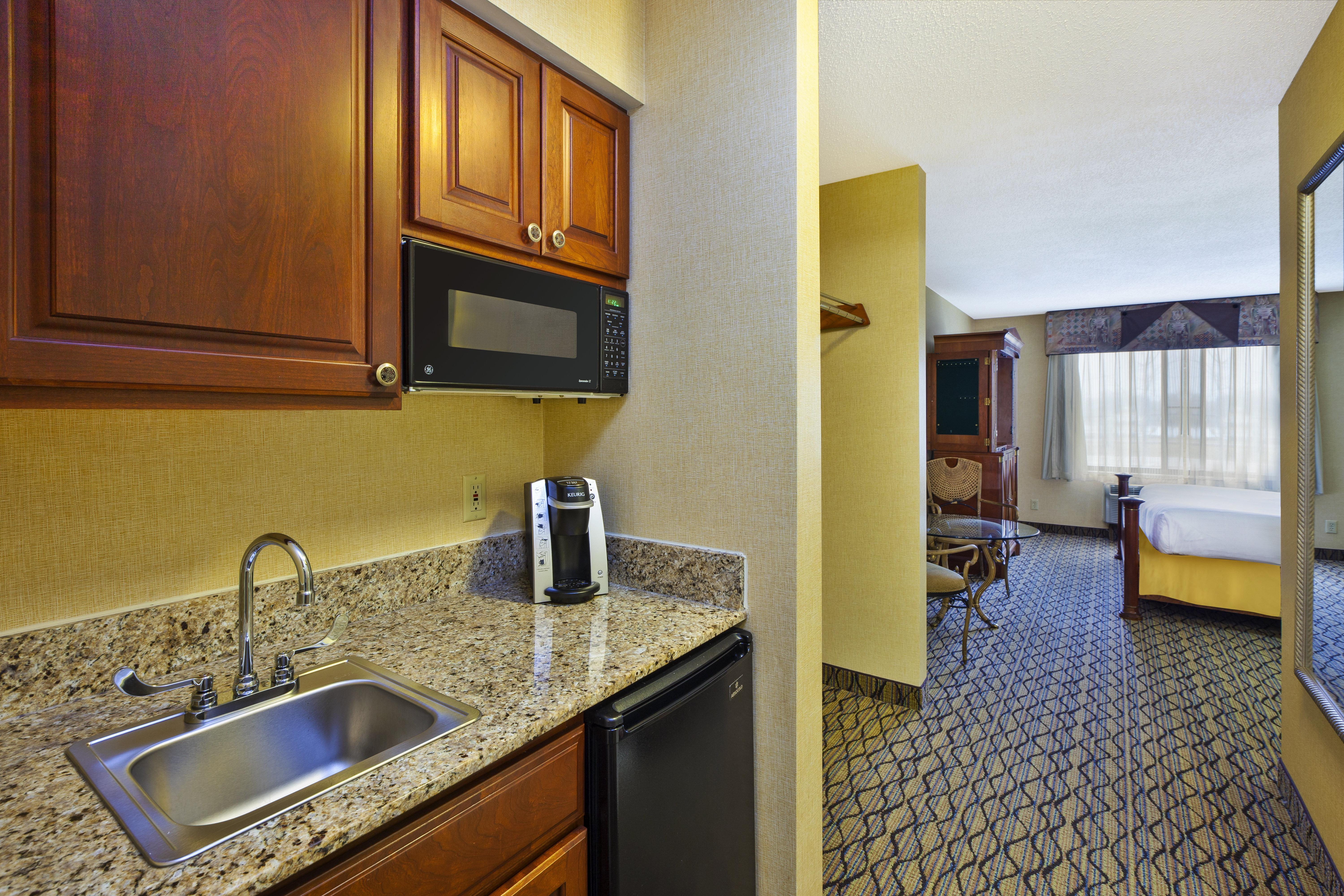 Holiday Inn Express Hotel & Suites - Belleville Area By Ihg Exterior photo