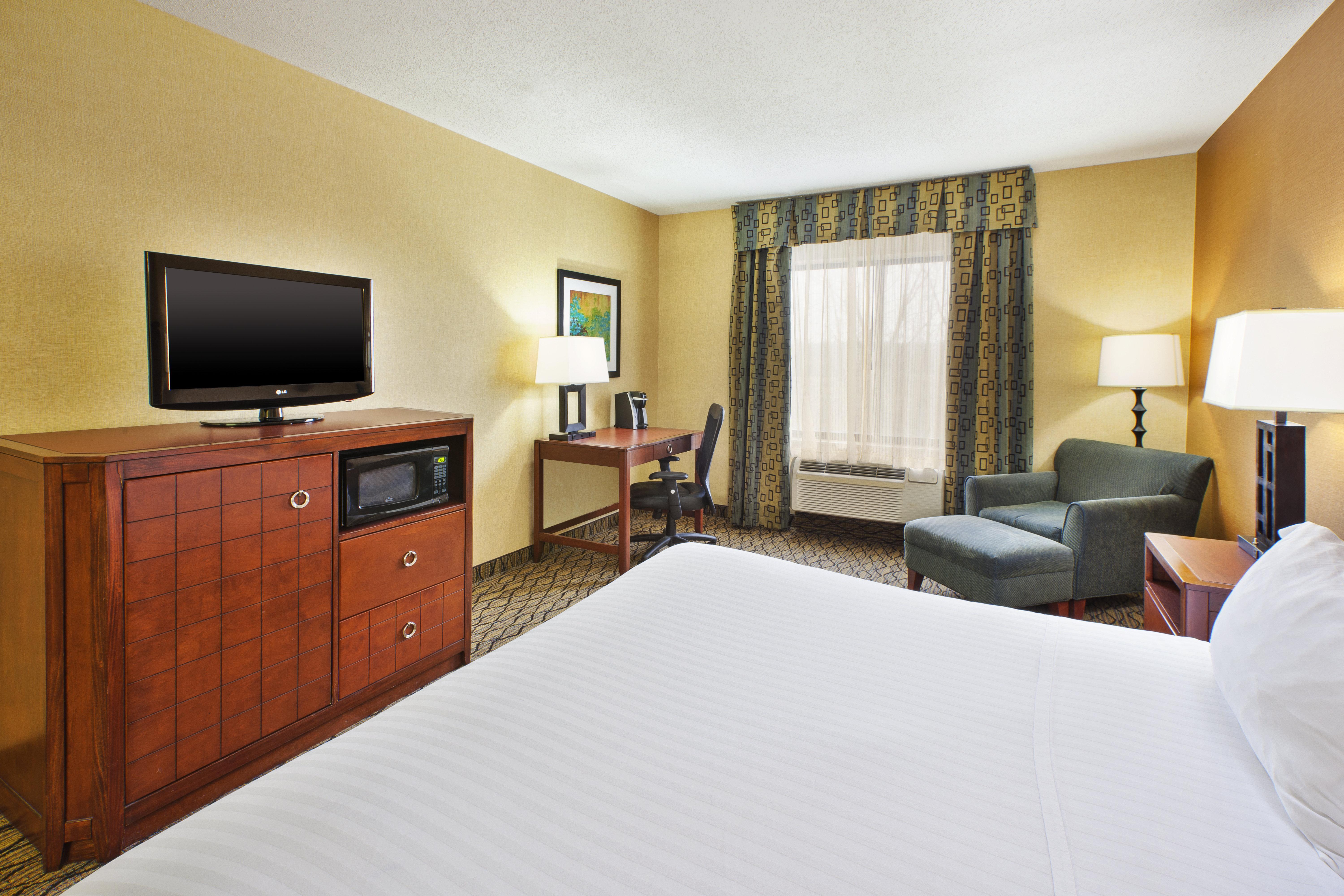 Holiday Inn Express Hotel & Suites - Belleville Area By Ihg Exterior photo