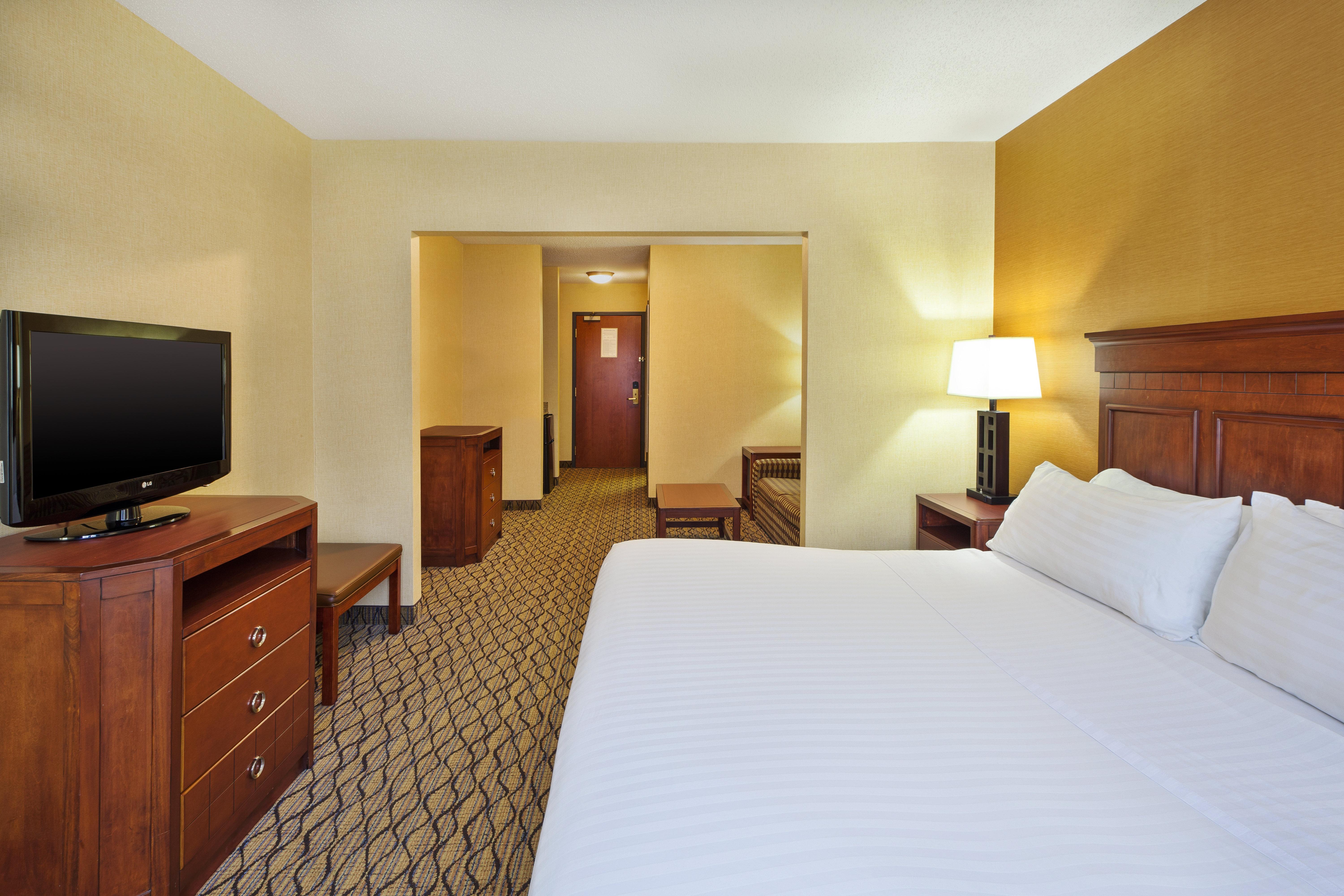 Holiday Inn Express Hotel & Suites - Belleville Area By Ihg Exterior photo