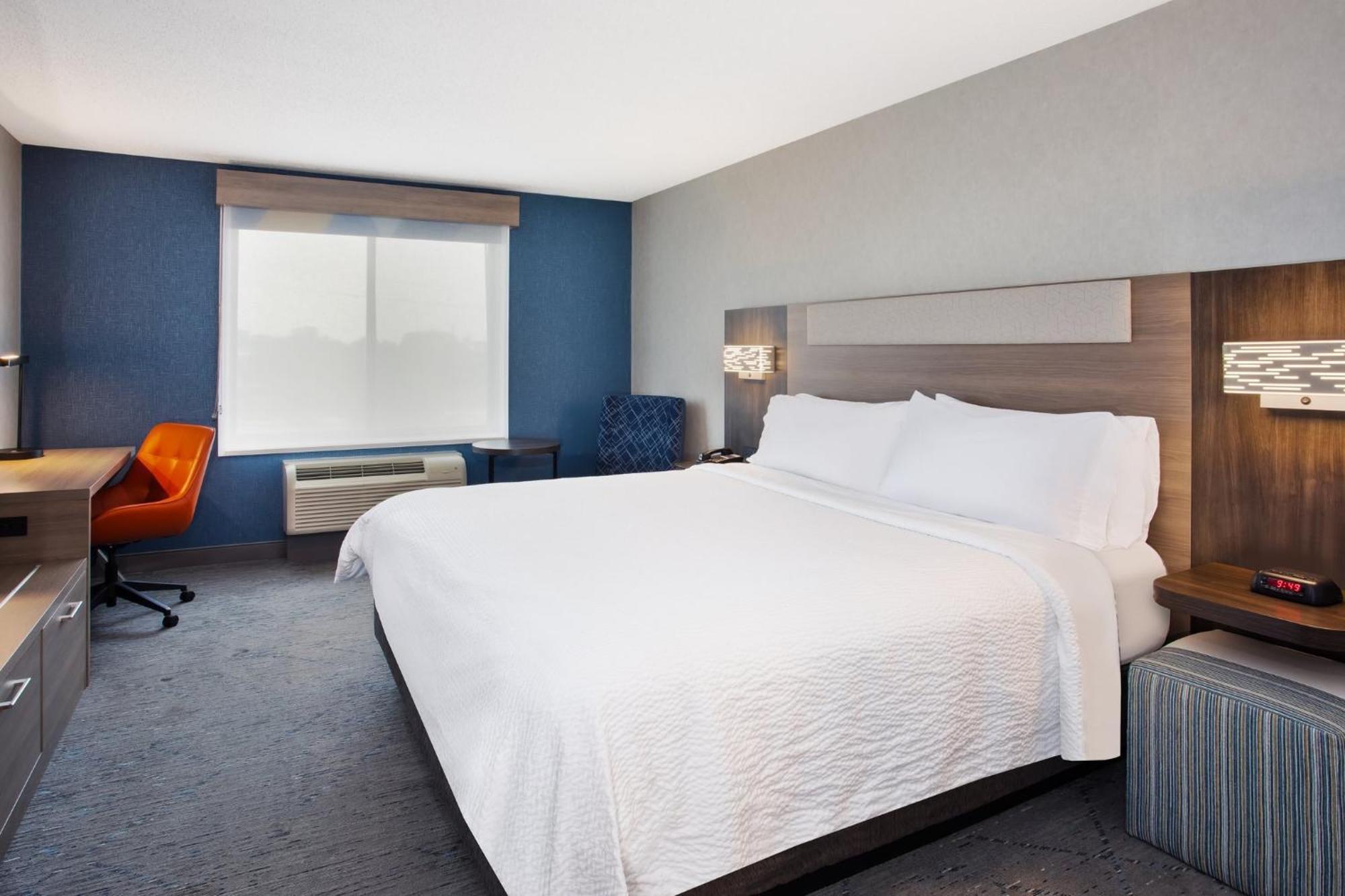 Holiday Inn Express Hotel & Suites - Belleville Area By Ihg Exterior photo
