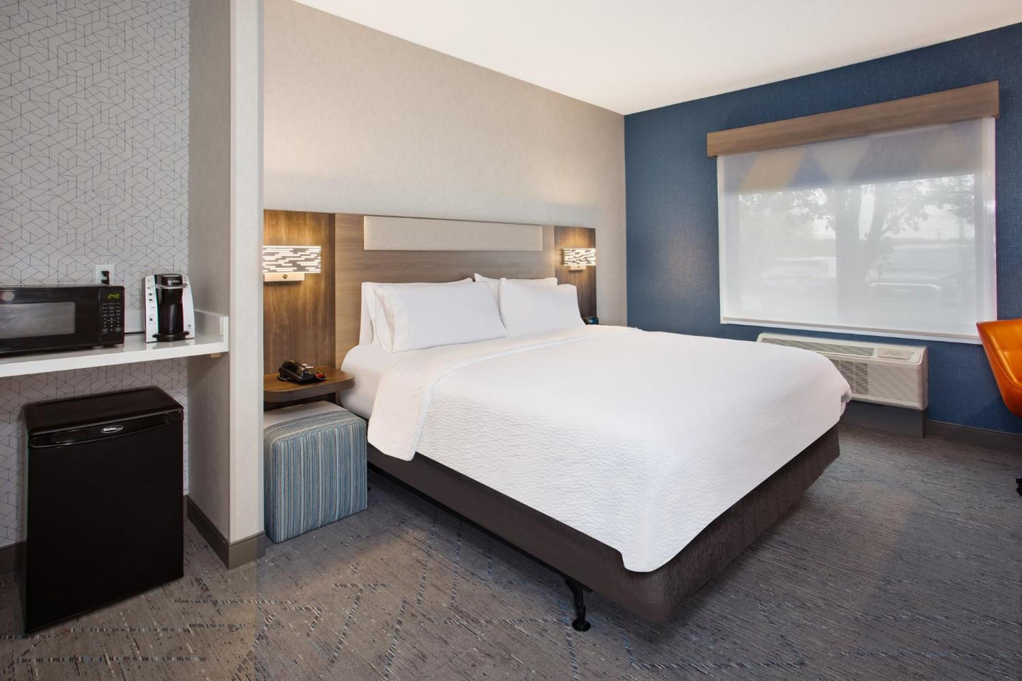 Holiday Inn Express Hotel & Suites - Belleville Area By Ihg Exterior photo