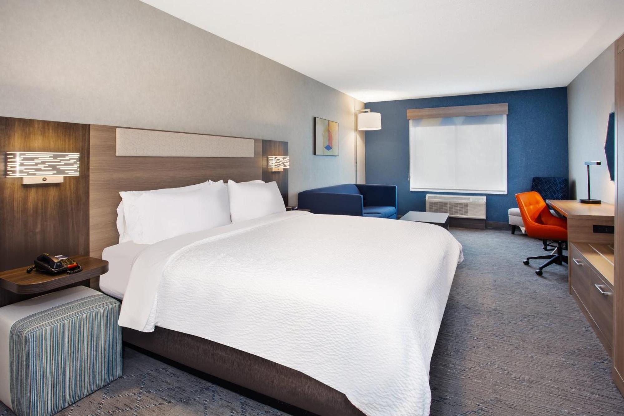 Holiday Inn Express Hotel & Suites - Belleville Area By Ihg Exterior photo