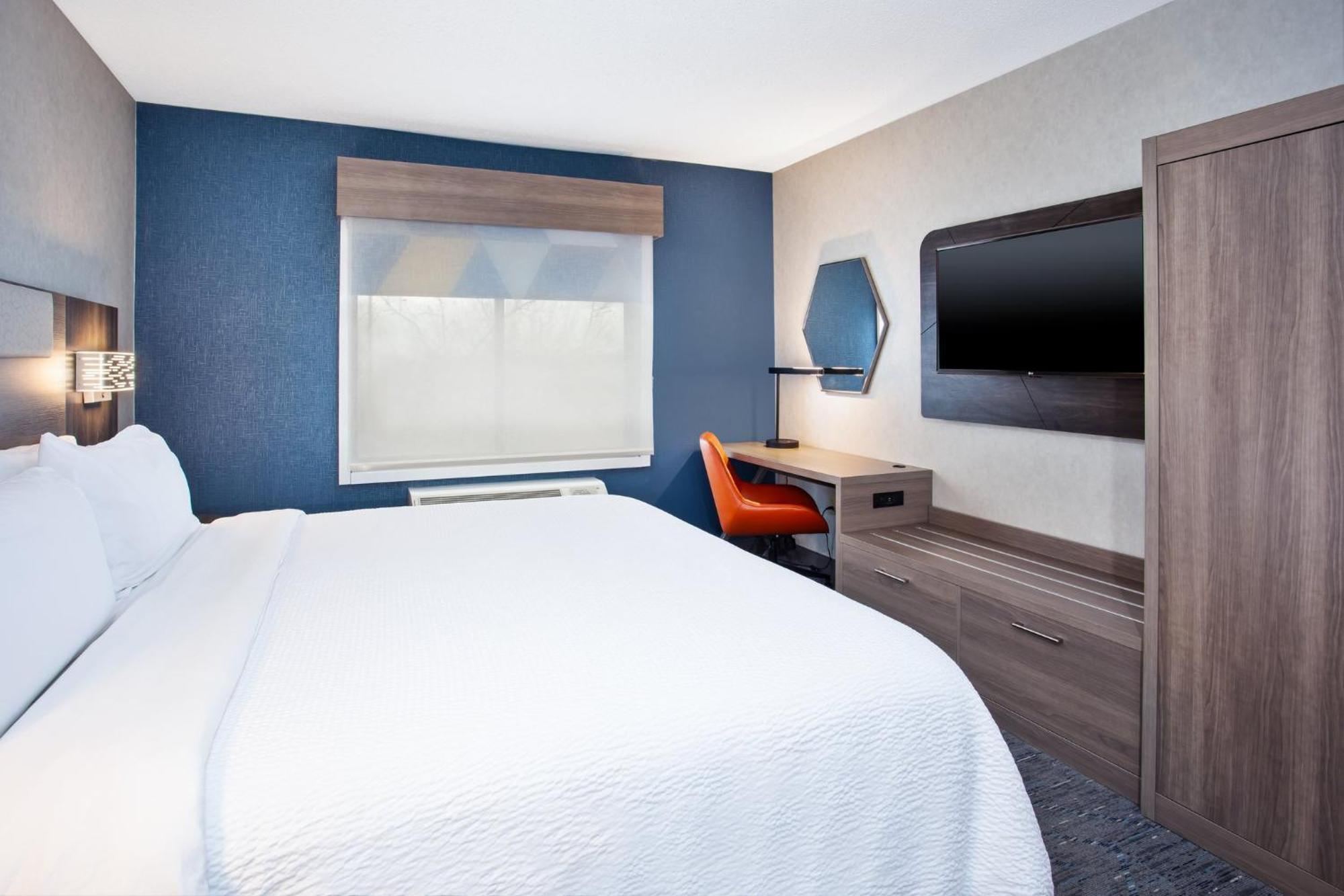 Holiday Inn Express Hotel & Suites - Belleville Area By Ihg Exterior photo
