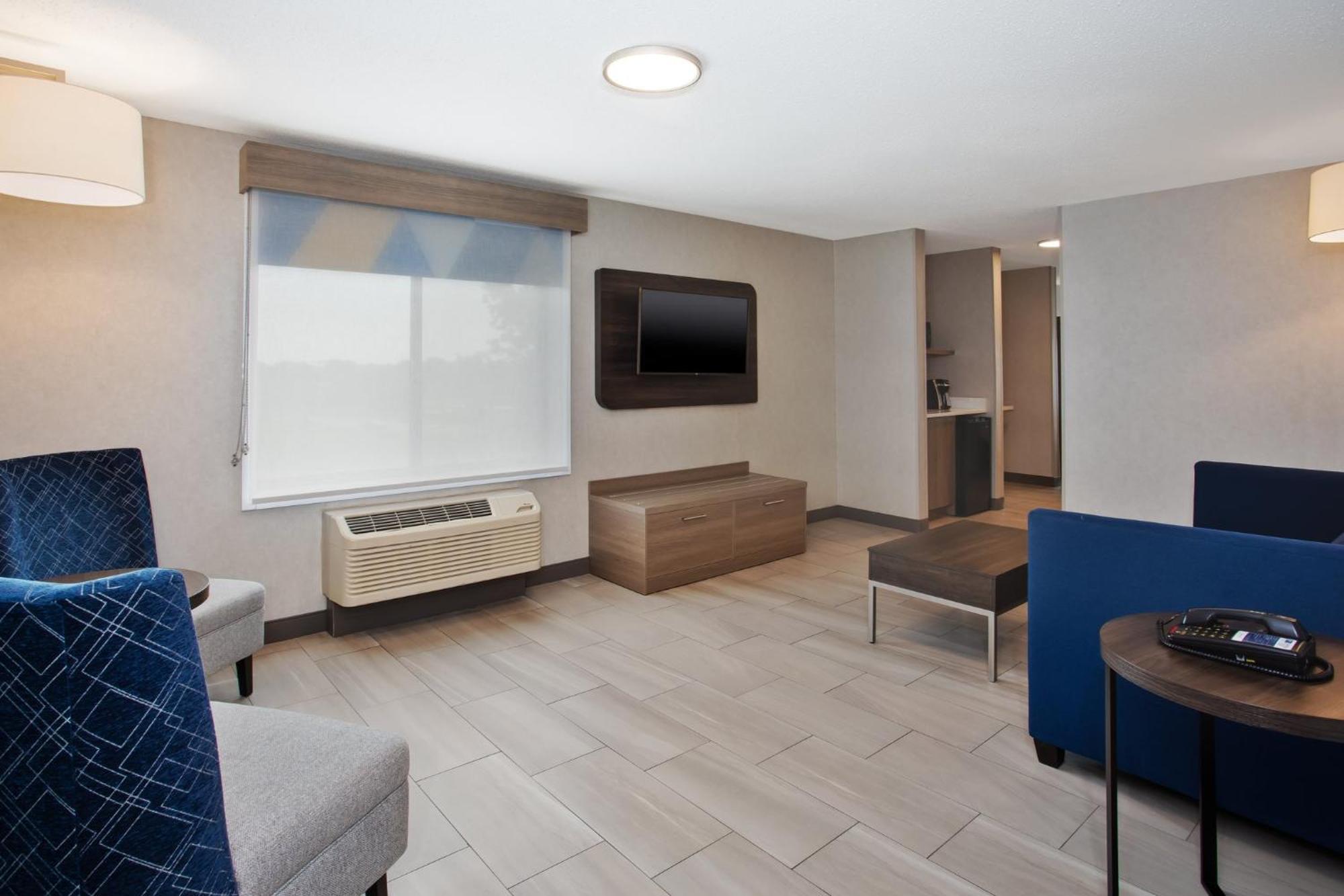 Holiday Inn Express Hotel & Suites - Belleville Area By Ihg Exterior photo