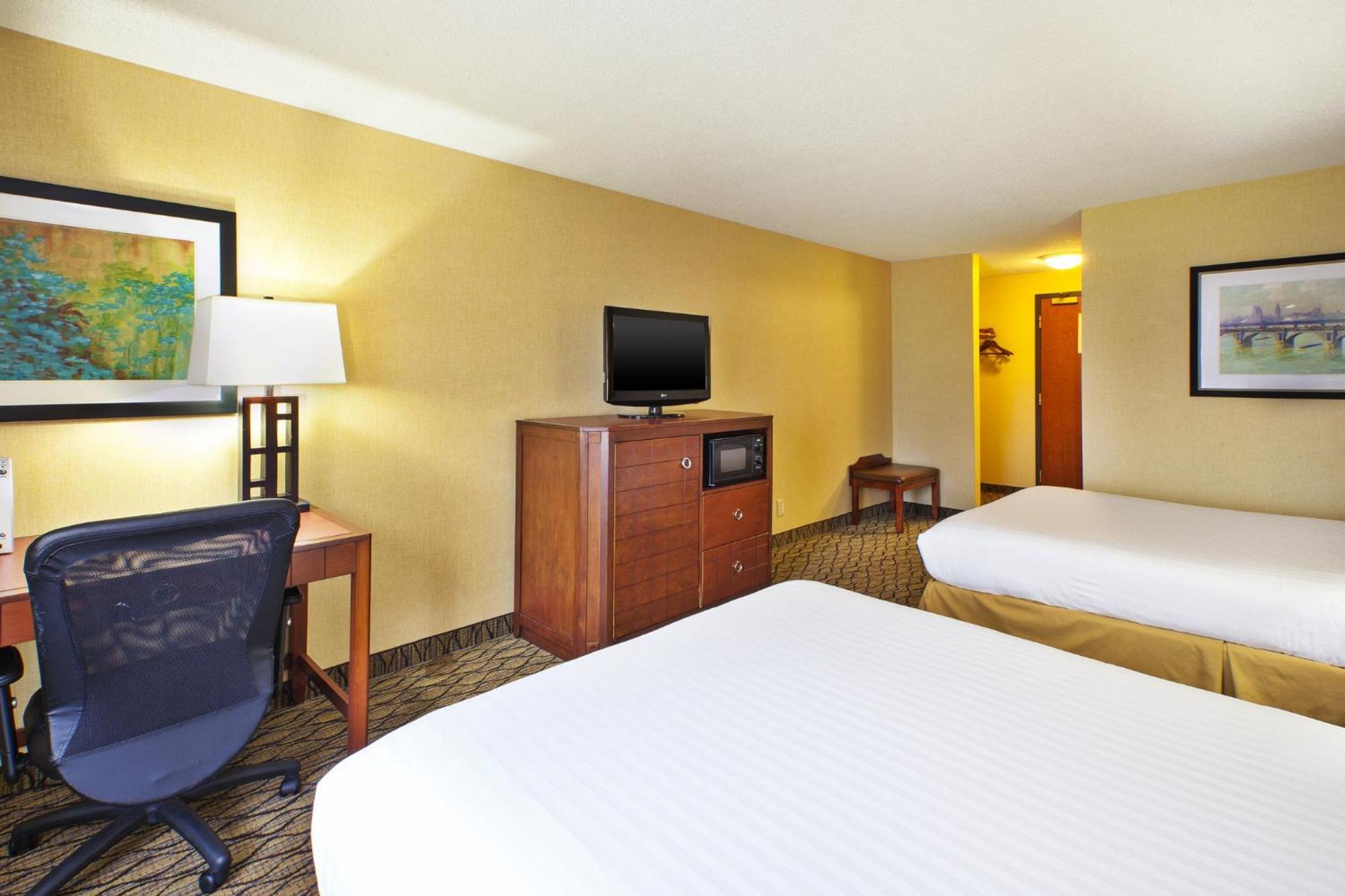 Holiday Inn Express Hotel & Suites - Belleville Area By Ihg Exterior photo