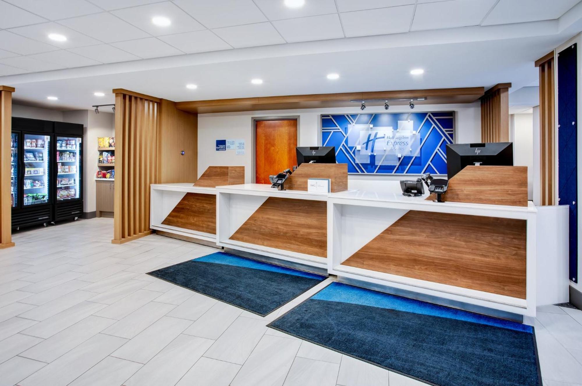 Holiday Inn Express Hotel & Suites - Belleville Area By Ihg Exterior photo