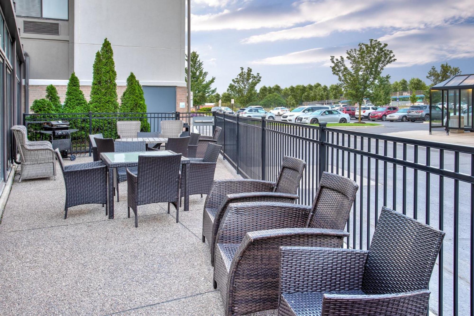 Holiday Inn Express Hotel & Suites - Belleville Area By Ihg Exterior photo